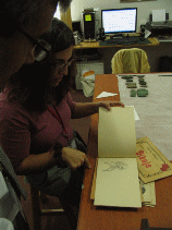 Observando dibujos de Max Diaz Diaz
