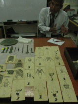 Observando dibujos de Max Diaz Diaz