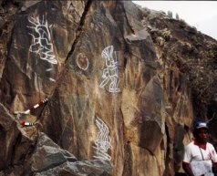 Destrucción de Arte Rupestre>Cojitambo otro sector que tambien tizado - 
Cuenca del Chicama.
<TD valing=