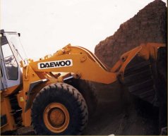 Huaca Dos Cabezas>Actividades con Buldózer en Huaca Dos 
Cabezas, Provincia de Pacasmayo.
<TD valing=