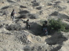 Destrucción de Sorcape>Grupos de huaqueros en plena labor
<TD valing=
