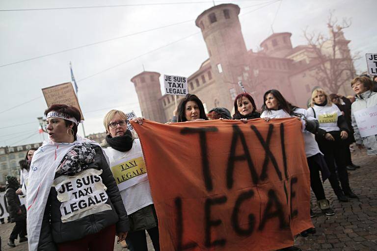 Italia - transporte - taxi - manifestaciones - internet