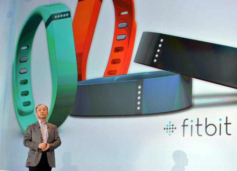 EEUU - fusiones - informática - telecomunicaciones - moda - Fitbit - internet - Pebble - salud - TI