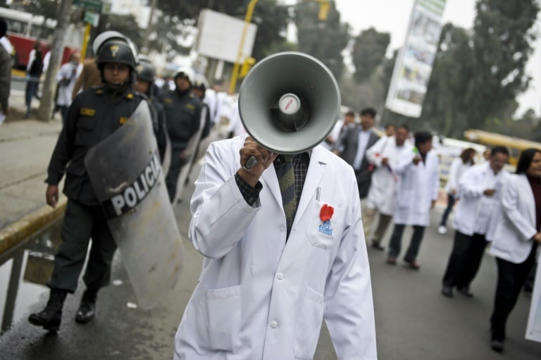 Perú, salud, huelga, salario