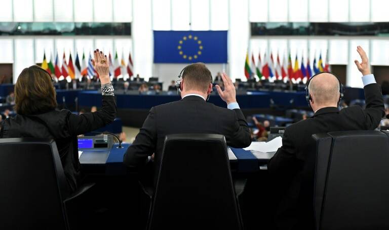 UE - impuestos - parlamento - corrupción - medios - Luxemburgo