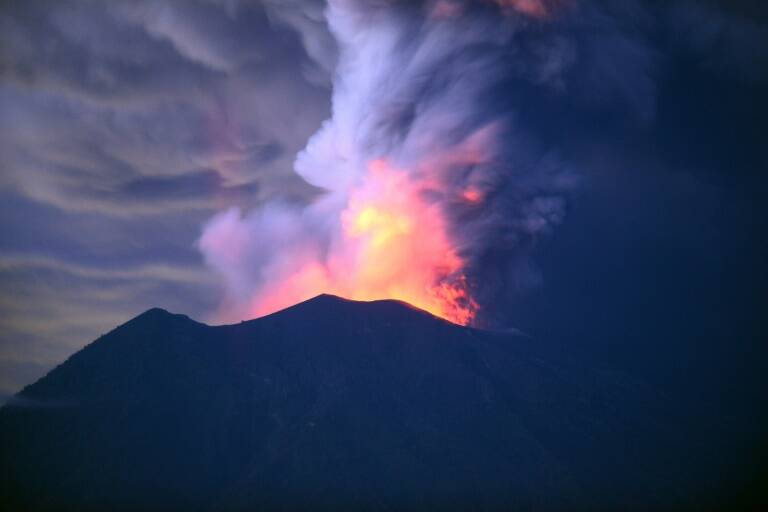 Indonesia - volcán - ciencia - turismo - aviación