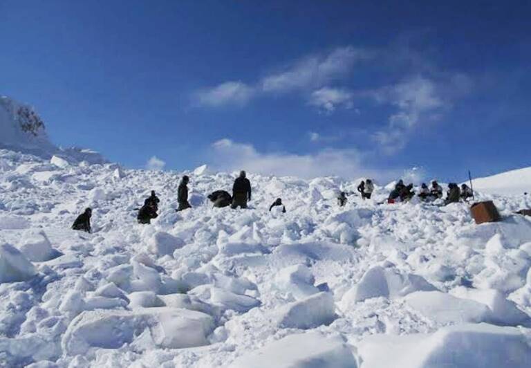 India, Kashmir, avalanche