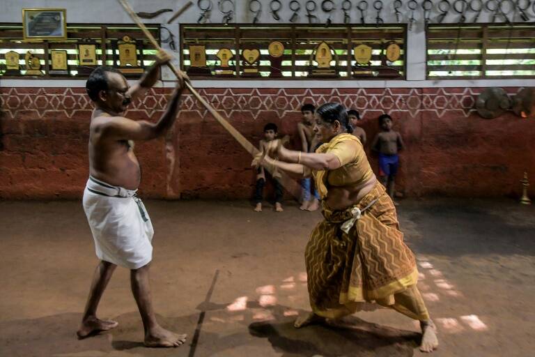 Una bisabuela mantiene en vida el arte marcial más antiguo de India