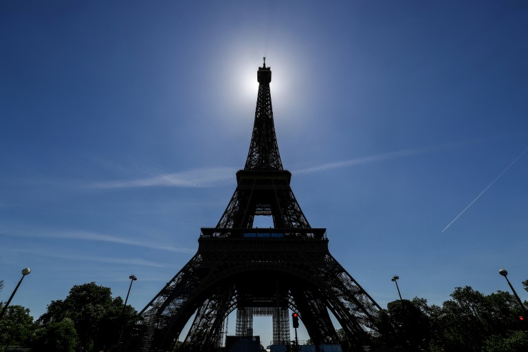 France, tourism, health, virus, Eiffel