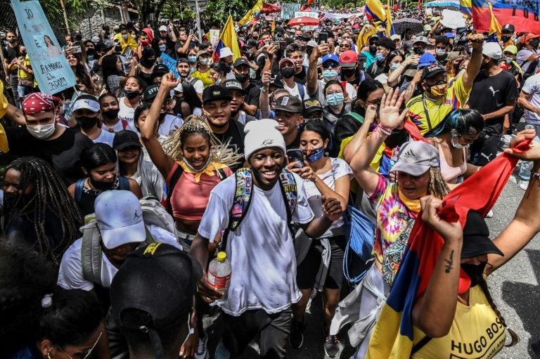 Colombia, manifestaciones, sociedad, policía