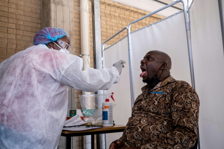 Sudfrica - nios - virus - epidemia - salud - covid19 - hospitales - variante