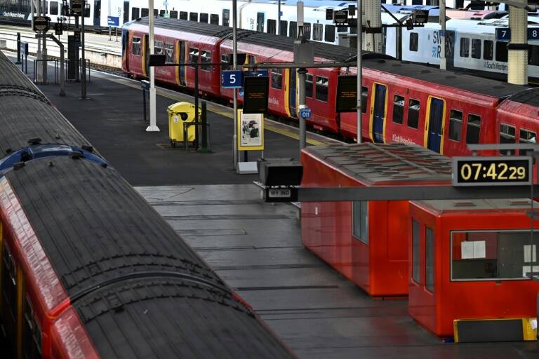 GB - transport - rail - grèves - social - salaires - entreprises