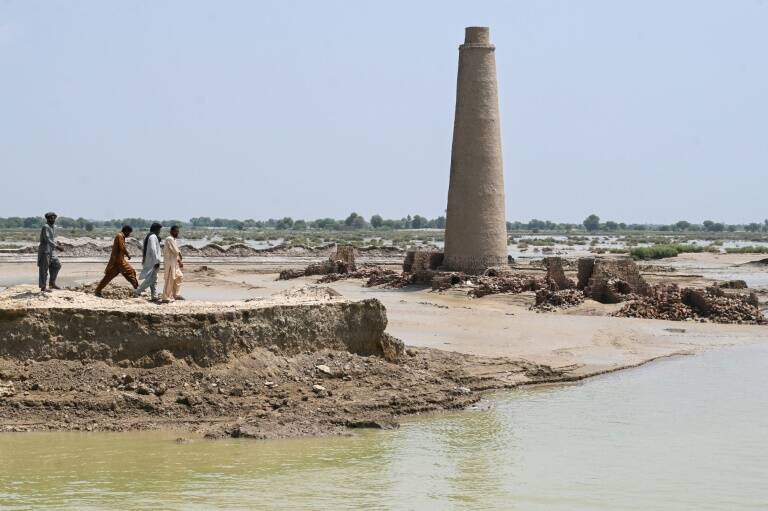 Pakistan,flood,bricks