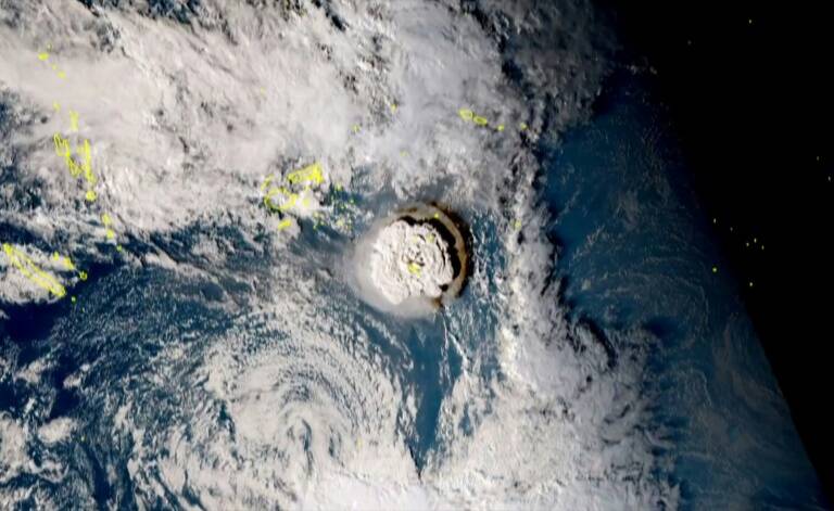 Tonga, tsunami, volcán, telecomunicaciones, Internet