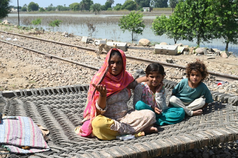 Pakistan - flood - Women