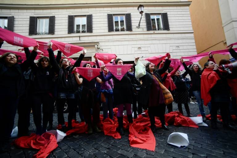 Italia,corte,mujeres,escuela,agresión,internet