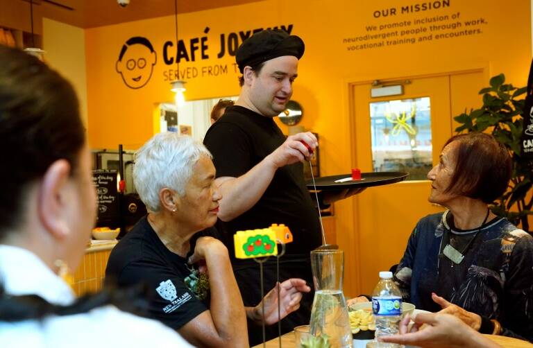 EEUU,Francia,empleo,discriminación,discapacitados,social,restaurante,café,salud